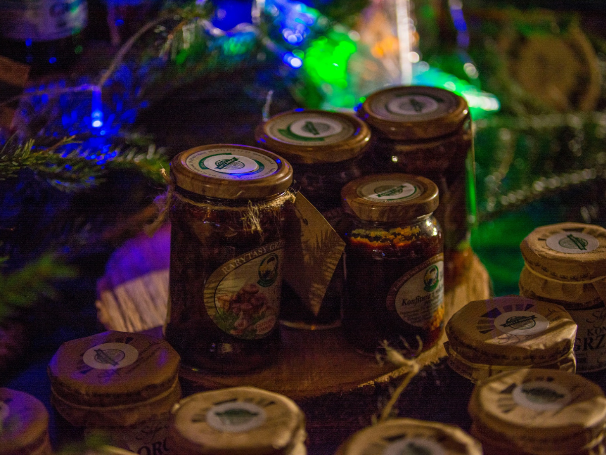 Zdjęcie przedstawia słoiki z produktami zakupionymi w sklepie „Dobre z lasu”, fot. Facebook Gminy Sieraków