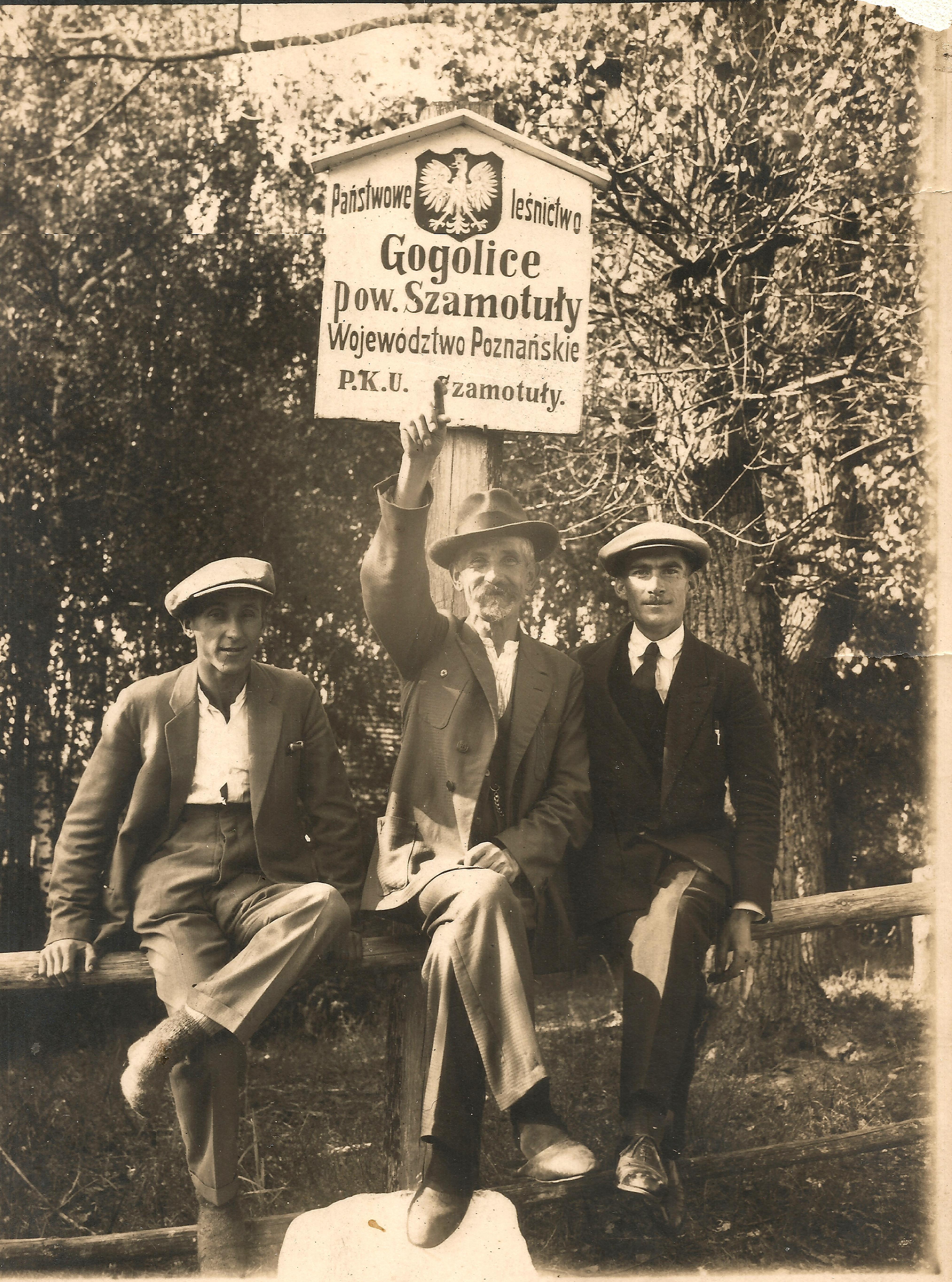 Zdjęcie przedstawia leśniczego Tomasza Andrzejewskiego z synami przed leśniczówką w Gogolicach w 1928 roku. Zdjęcie z archiwum rodzinnego Pana Waldemara Kozłowskiego, wnuka leśniczego Tomasza Andrzejewskiego