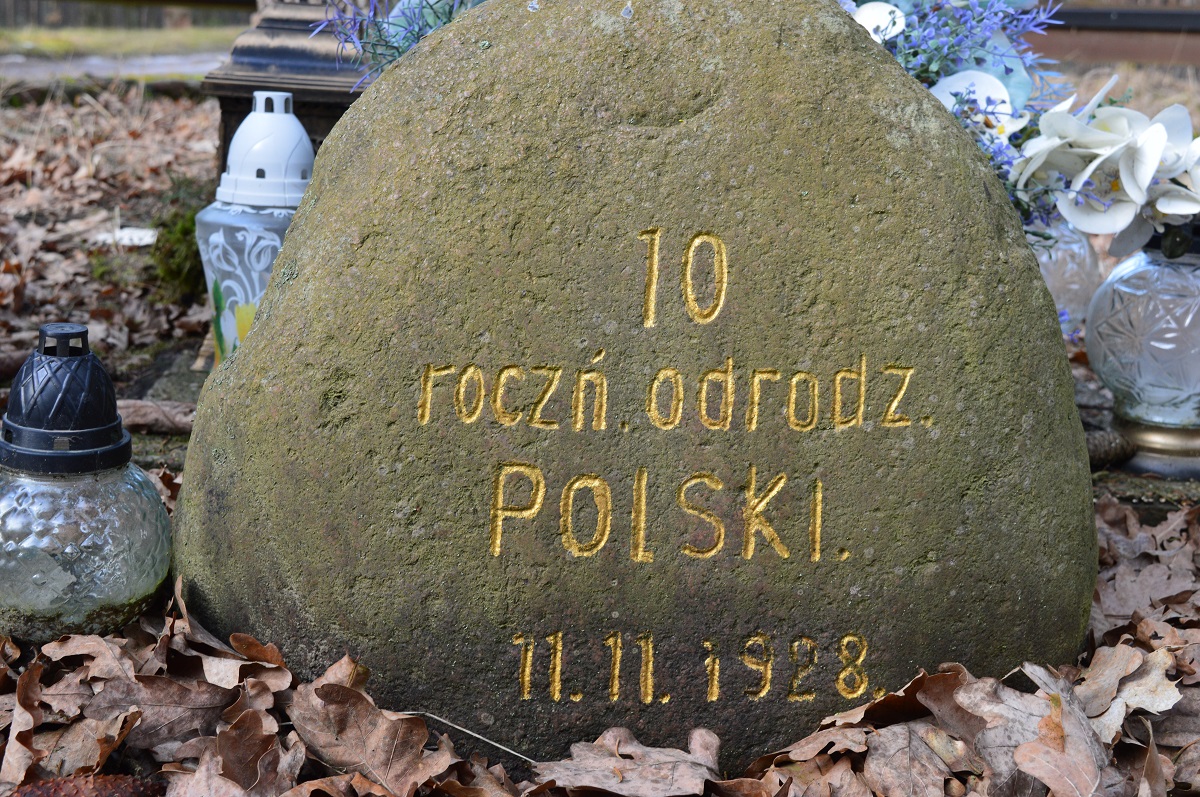 Zdjęcie przedstawia dzisiejszy wygląd kamienia niepodległościowego z odnowionym napisem 10 roczń. odrodz. POLSKI. 11.11.1928. (fot. Roman Tomczak Nadleśnictwo Sieraków)