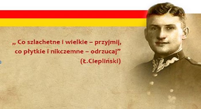 Grafika przedstawia sylwetkę płk. Łukasza Cieplińskiego i cytat z jego słów: "Co szlachetne i wielkie - przyjmij, co płytkie i nikczemne - odrzucaj".