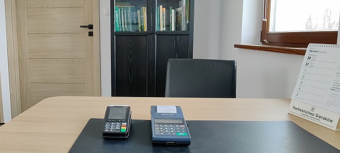 Zdjęcie przedstawia terminal płatniczy i drukarkę fiskalną znajdujące się w kancelarii leśnictwa Ławica (fot. Krzysztof Jaskóła Nadleśnictwo Sieraków).