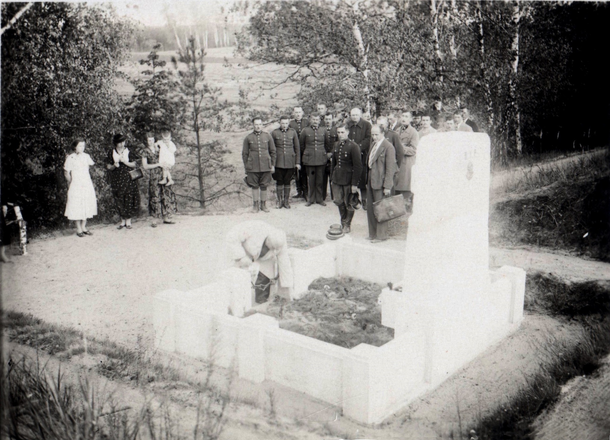 Zdjęcie przedstawia pobranie próbki ziemi z mogiły powstańczej pod Pławiskami na kopiec im. Marszałka Józefa Piłsudskiego w Sowińcu w 1935 r.