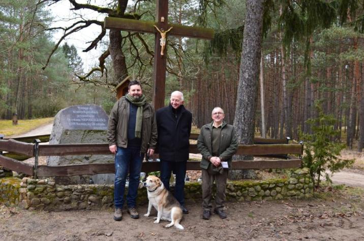 Zdjęcie&#x20;przedstawia&#x20;wnuka&#x20;leśniczego&#x20;Tomasza&#x20;Andrzejewskiego&#x20;Pana&#x20;Waldemara&#x20;Kozłowskiego&#x20;&#x28;w&#x20;środku&#x29;&#x20;w&#x20;towarzystwie&#x20;obecnego&#x20;leśniczego&#x20;Leśnictwa&#x20;Gogolice&#x2c;&#x20;Nadleśnictwo&#x20;Wronki&#x2c;&#x20;Macieja&#x20;Grupy&#x20;&#x28;z&#x20;lewej&#x29;&#x20;i&#x20;pasjonata&#x20;historii&#x20;z&#x20;Nadleśnictwa&#x20;Sieraków&#x20;Romana&#x20;Tomczaka&#x20;&#x28;z&#x20;prawej&#x29;&#x20;przy&#x20;dwóch&#x20;kamieniach&#x20;upamiętniających&#x20;Niepodległość&#x20;Polski&#x20;&#x28;fot&#x2e;&#x20;Roman&#x20;Tomczak&#x20;Nadleśnictwo&#x20;Sieraków&#x29;