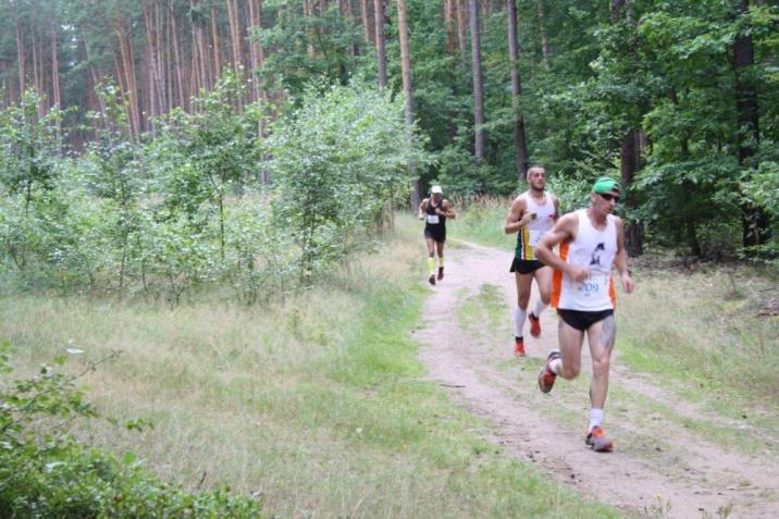 Zdjęcie&#x20;przedstawia&#x20;ludzi&#x20;w&#x20;sportowych&#x20;strojach&#x20;biegających&#x20;po&#x20;lesie&#x2e;&#x20;Fot&#x2e;&#x20;Paweł&#x20;Spychała&#x20;Nadleśnictwo&#x20;Sieraków