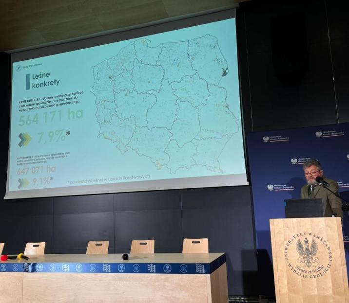 Zdjęcie&#x20;przedstawia&#x20;dyrektora&#x20;generalnego&#x20;Lasów&#x20;Państwowych&#x20;Witolda&#x20;Kossa&#x20;przedstawiającego&#x20;prezentację&#x20;multimedialną&#x20;&#x28;fot&#x2e;&#x20;archiwum&#x20;multimedialne&#x20;LP&#x29;&#x2e;
