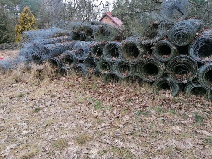 Zdjęcie&#x20;przedstawia&#x20;rolki&#x20;siatki&#x20;metalowej&#x20;pochodzącej&#x20;z&#x20;rozbiórki&#x20;ogrodzeń&#x20;upraw&#x20;leśnych&#x20;&#x28;fot&#x2e;&#x20;Przemysław&#x20;Rzyski&#x20;Nadleśnictwo&#x20;Sieraków&#x29;&#x2e;